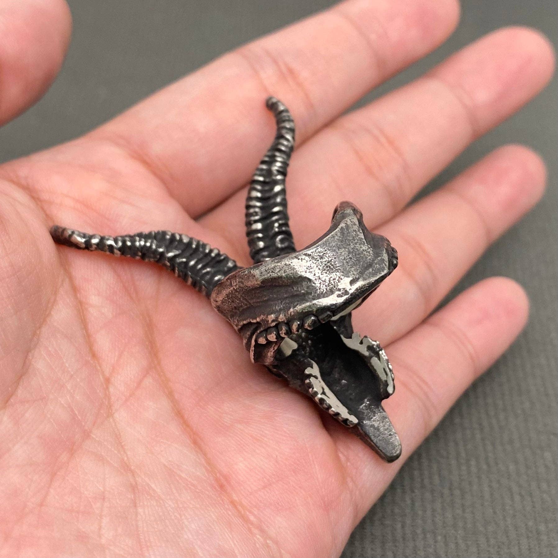 Mio Queena - Vente Chevalières - Bague Crâne Démon en Acier Inoxydable Noirci - MJ/MR2