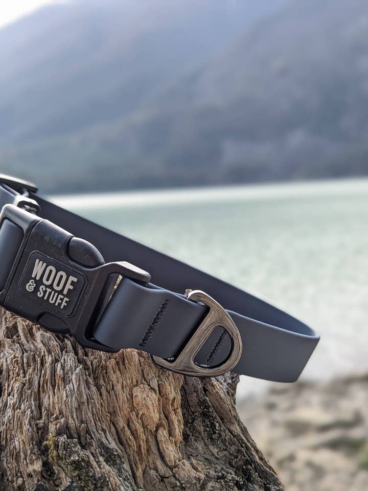 Col imperméable Blueberry pour la vente par woof and stuff