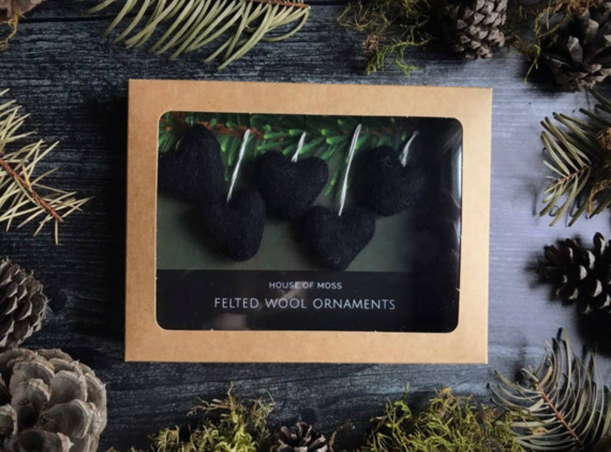 House of Moss – wholesale Ornament set – Heart Ornaments | Boxed Set of 5 Mini Wool Ornaments4