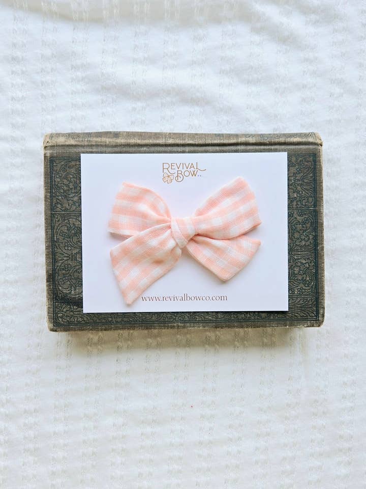Lazo clásico de molinillo en clip • Gasa vichy melocotón para venta al por mayor de Revival Bow Co.