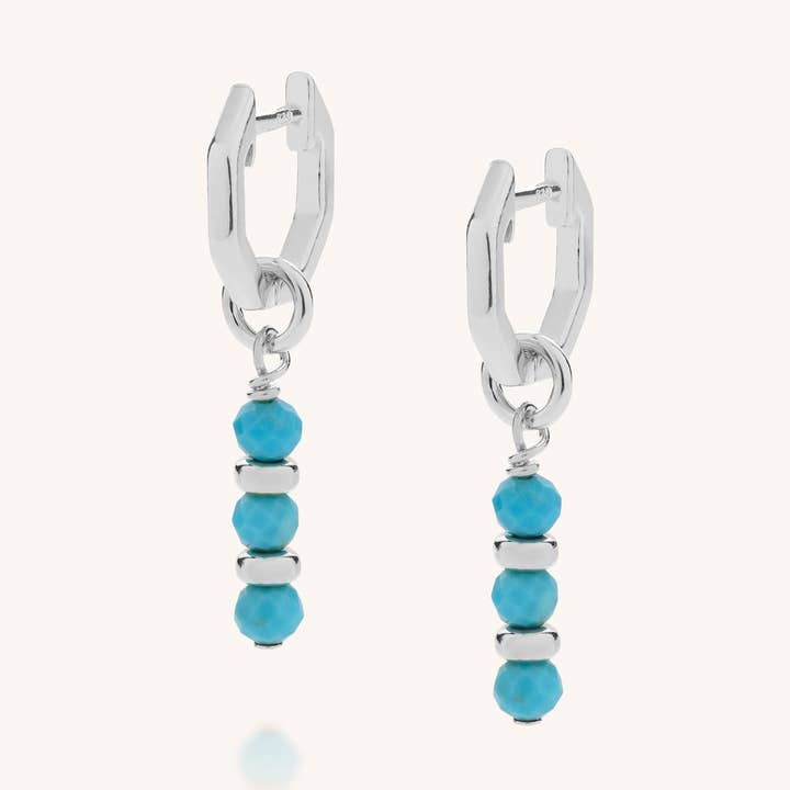 Boucles d'oreilles Huggie linéaires avec pierre de naissance - Turquoise (décembre) pour la vente par Nellou