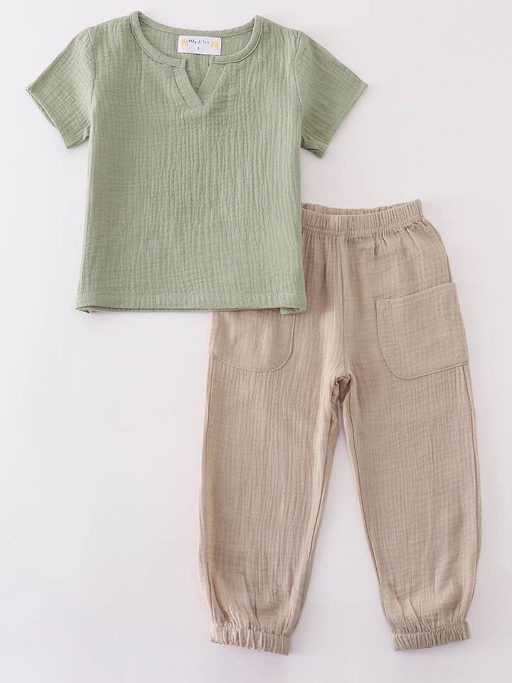 Ensemble garçon en mousseline de qualité supérieure Sage pour la vente par Mom & Co.