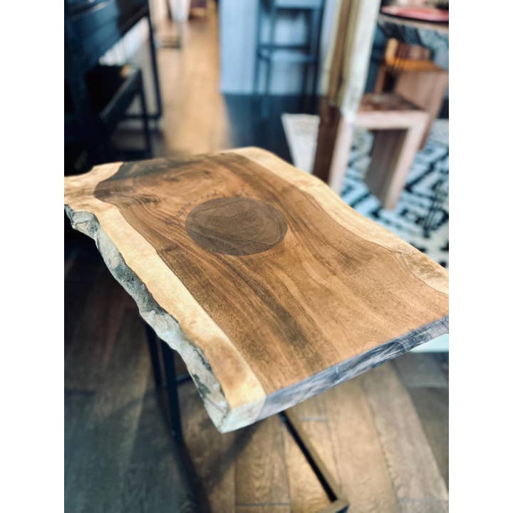 Table basse en noyer noir à bord vif avec plateau en époxy pour la vente par DapperwoodSF