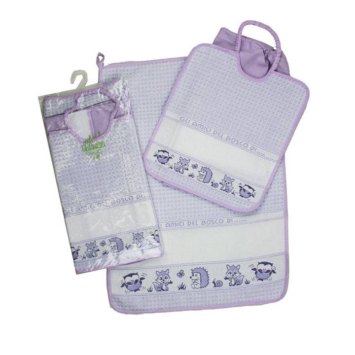 Almatex srl - Vendita all'ingrosso Tovaglioli da tavola in stoffa - Completo 3pz AMICI DEL BOSCO:asciugamano+bavetta con elastico+sacchetto con banda in etamine da ricamare2