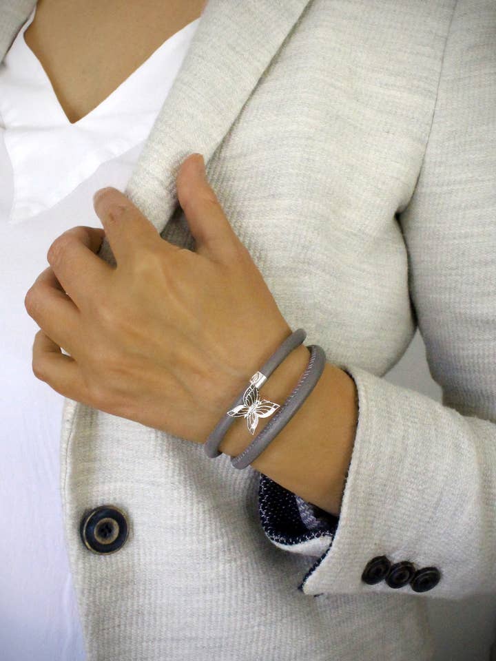 Pulseira em pele cinzenta e borboleta por atacado de DIGE DESIGNS
