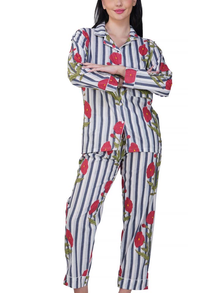 Purple Mohar – Engroshandel Pyjamasæt - Dame – Poppy Dreams: 3-delt nattøjssæt med blomster og striber2