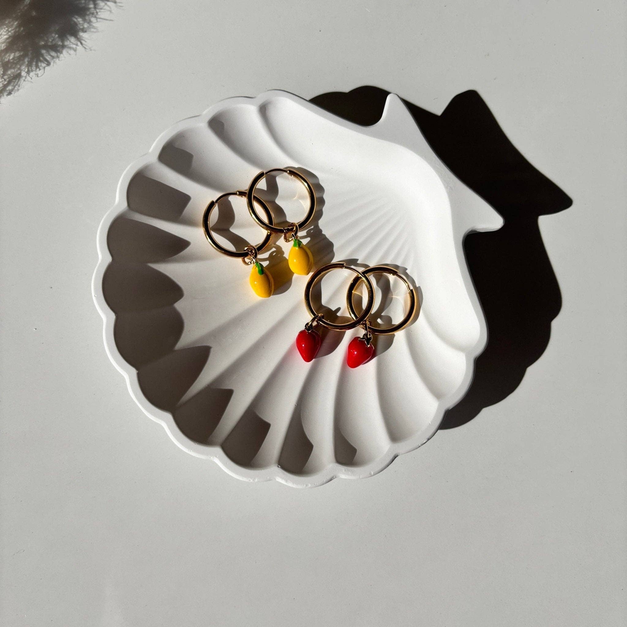 DUESTELLE ITALIA – Brincos de argola por atacado – Limoni & Morangos Hoops - Aros de Ouro com Pendente6