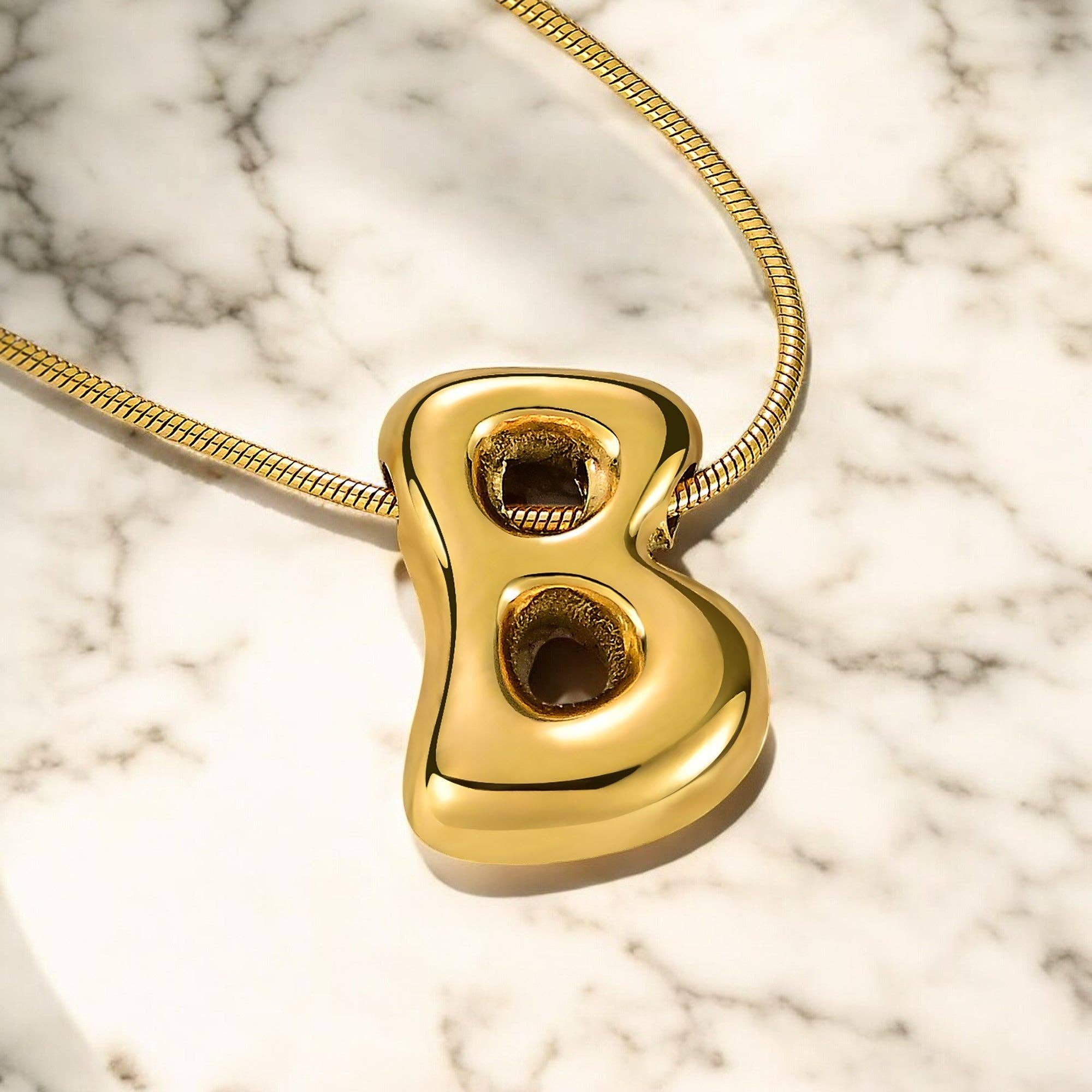 Cape Diablo - Vente Colliers à pendentif - Collier Initiale Lettre Bulle Chute Éclat Doré1