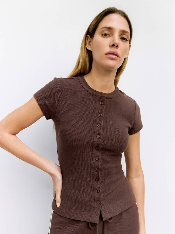 Das Enzo Top | Waffel-Strick-Top mit Knopfleiste für den Großhandel von All Row
