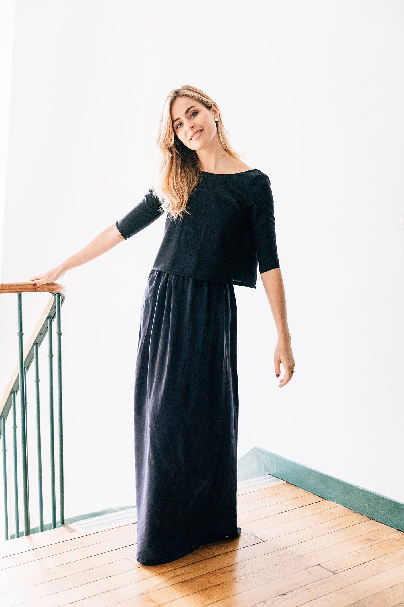 madame-en-soie – Engroshandel Top- og nederdelsæt - Dame – Sæt "Marina": Lang Nederdel og Backless Top i Sort Silke6