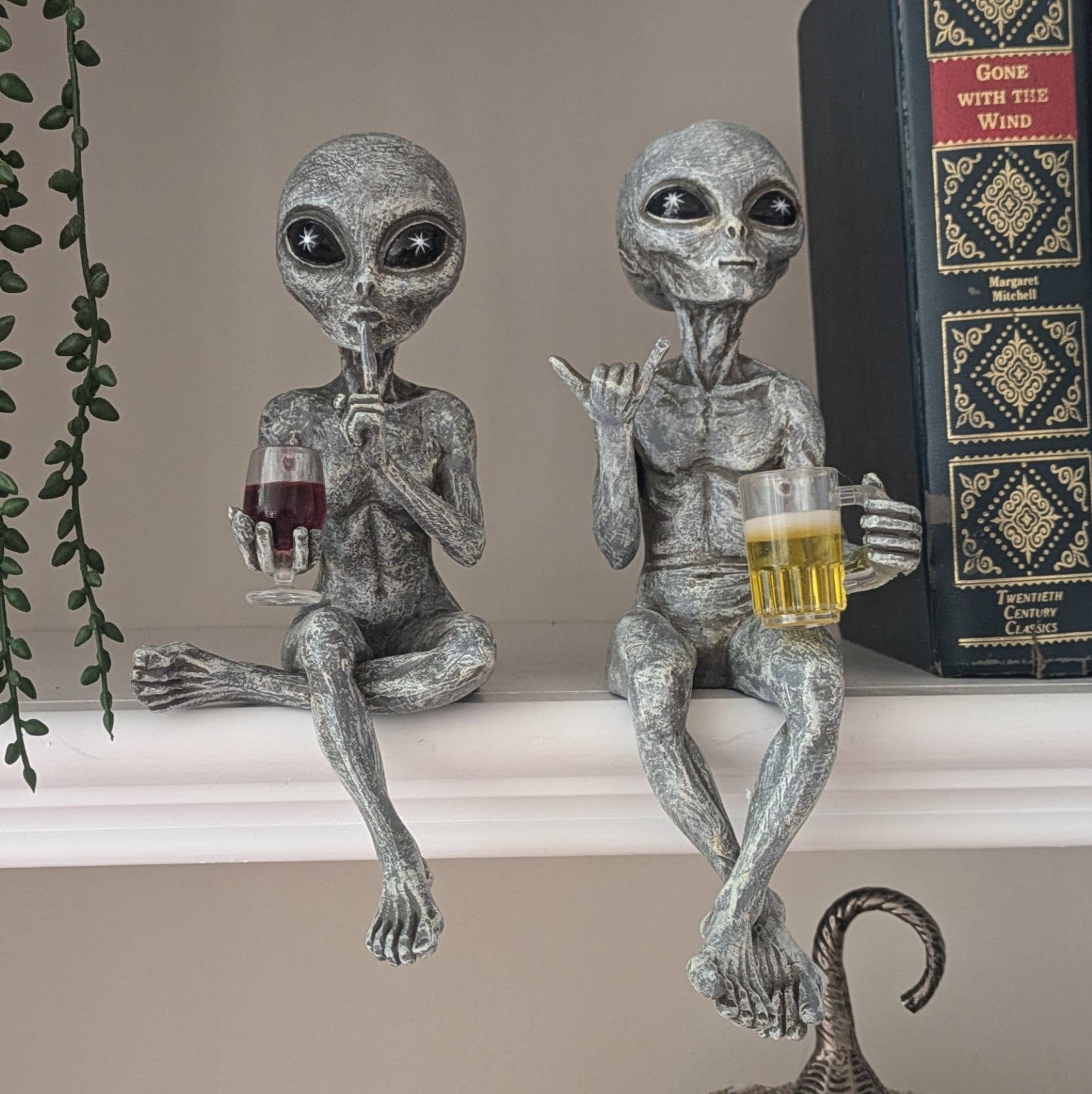 John Bernard & Company - Vendita all'ingrosso Statuette decorative - Set di figurine "Party Alien Shelf Sitters" alte 10 pollici6