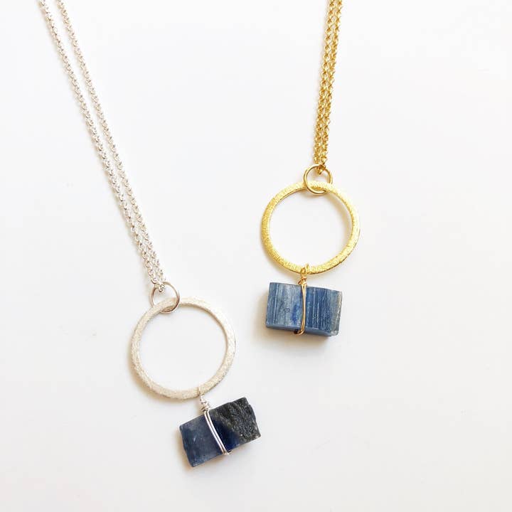 Collier pendentif pierre gemme | cyanite | plaqué or/argent pour la vente par Champagne on a Wednesday