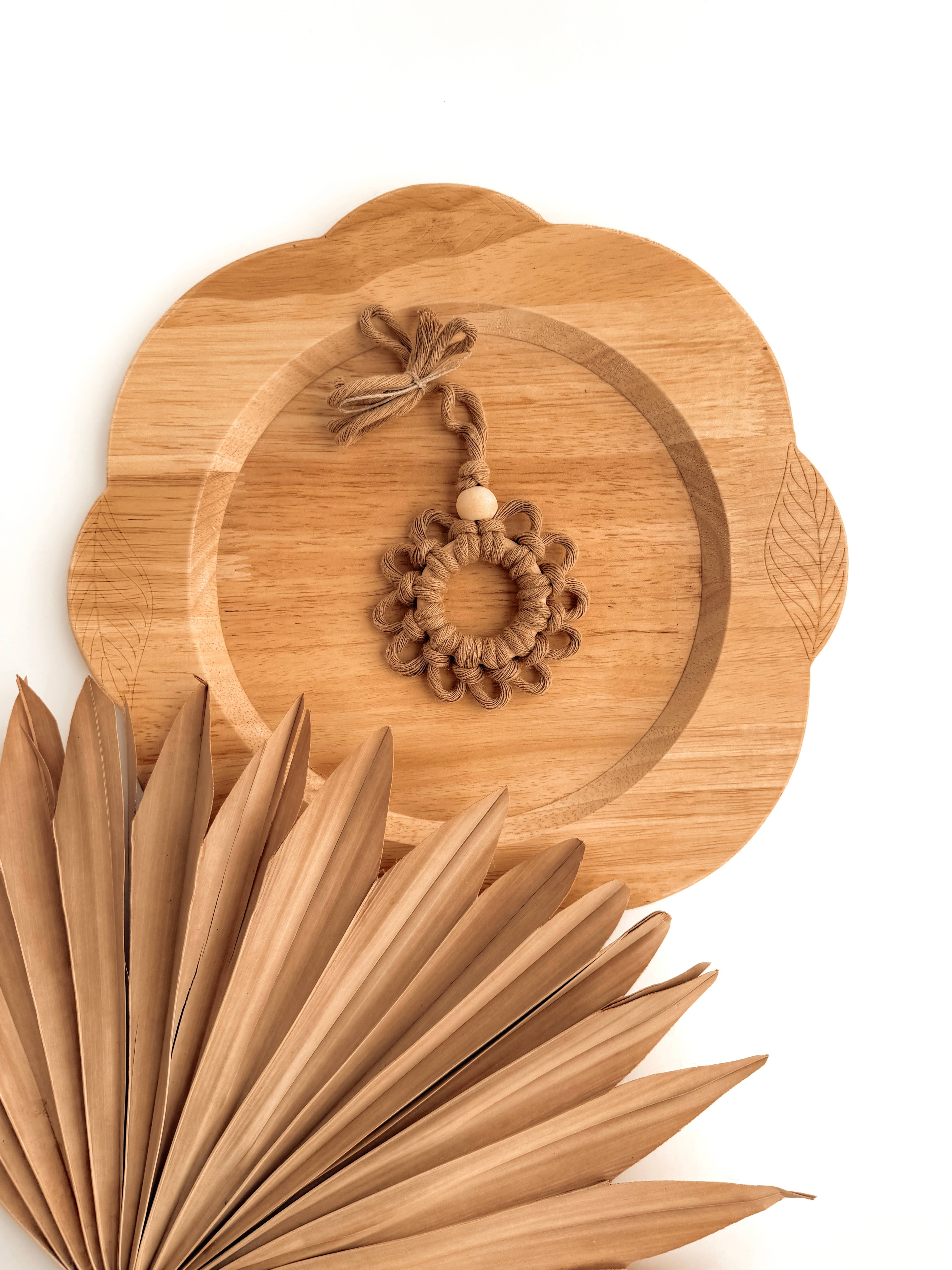 Meraki The Studio Co. - Vendita all'ingrosso Ciondolo decorativo per auto - Unisex - Ciondolo Macramè per Auto a Forma di Margherita | Profumatore d’Ambiente e Diffusore di Oli Essenziali6