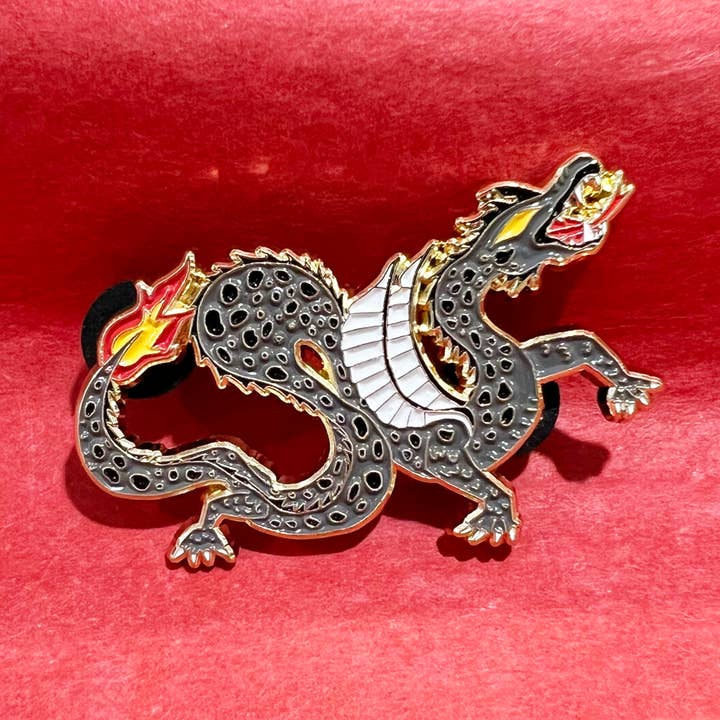 Épinglette en émail Dragon pour la vente par Spooksvilla