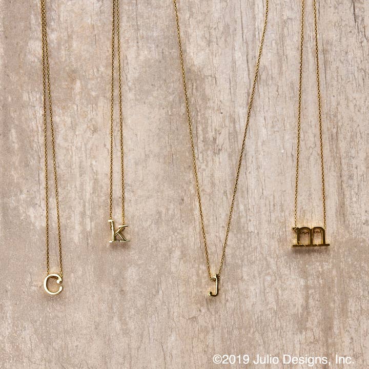 Julio Designs - Wholesale Halskettinghanger - Spice Lowercase Initial Charm halsketting in glazen pot - goud1