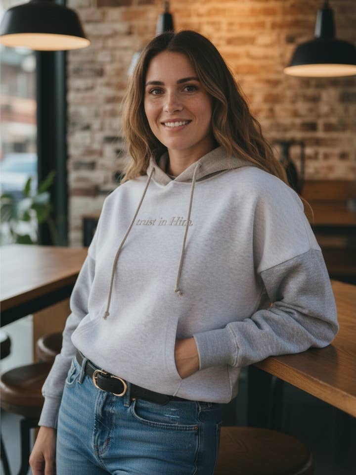 Sweat à capuche bicolore "Trust in Him" pour la vente par three WILD THREADS