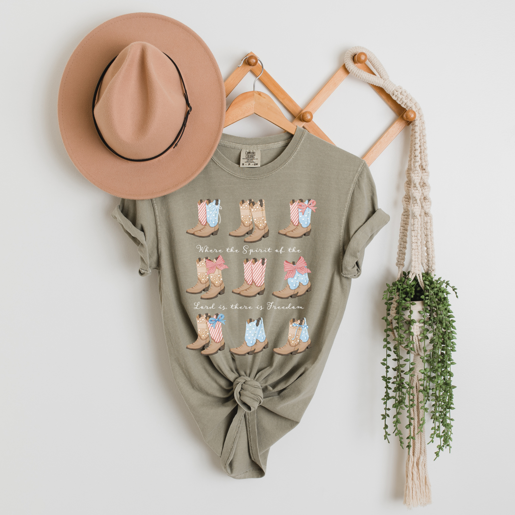 Scripted Pearl - Vente T-shirt sérigraphié – femme - T-shirt chrétien Comfort Colors avec bottes de cowboy patriotiques8