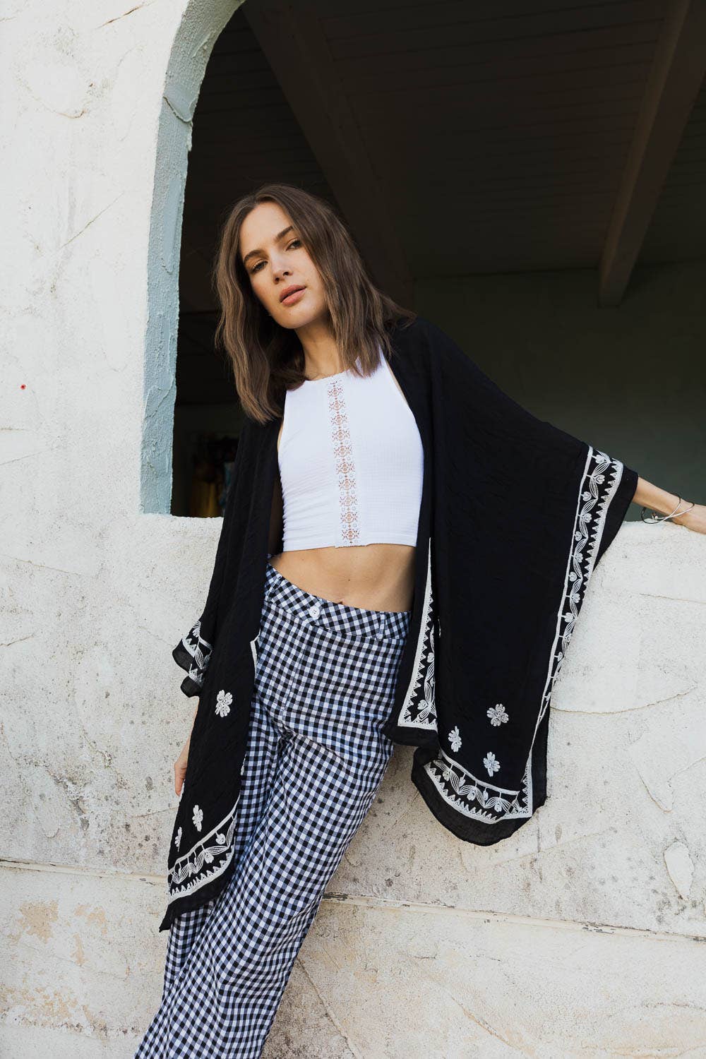 Leto Accessories – Großhandel Kimono – Damen – Schicker Blumenkimono mit Drapierung und eng anliegenden Armlöchern 🌼10