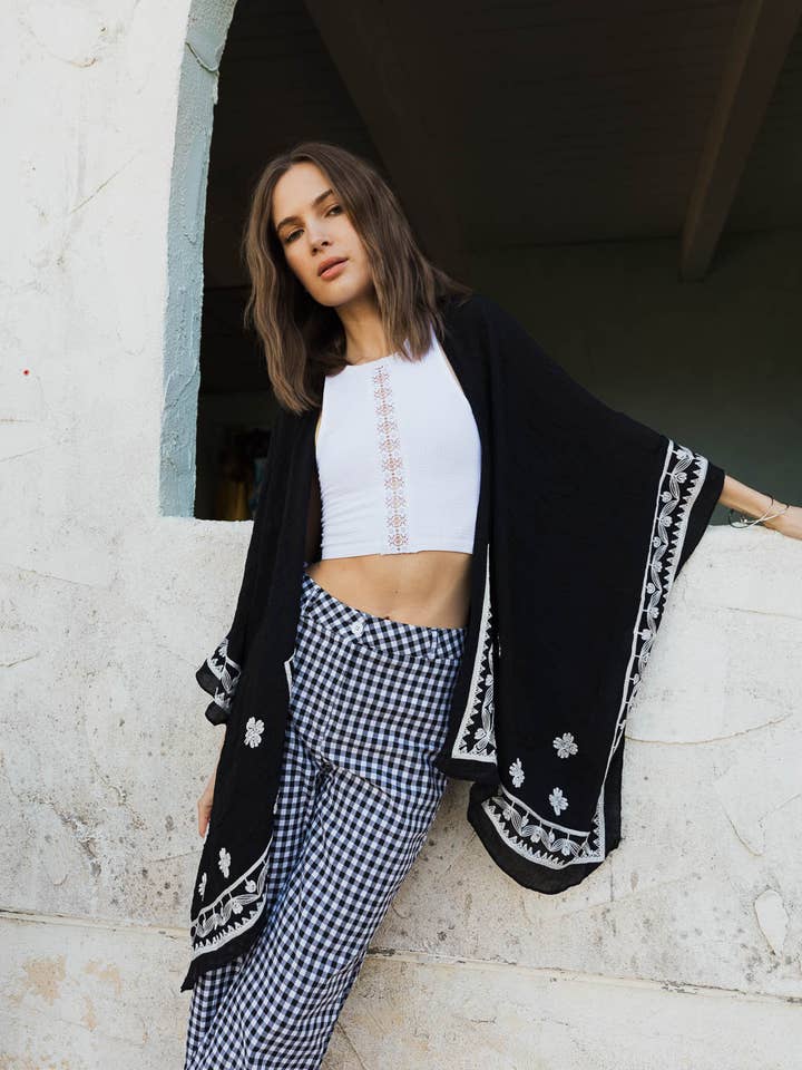 Leto Accessories – Großhandel Kimono – Damen – Schicker Blumenkimono mit Drapierung und eng anliegenden Armlöchern 🌼10