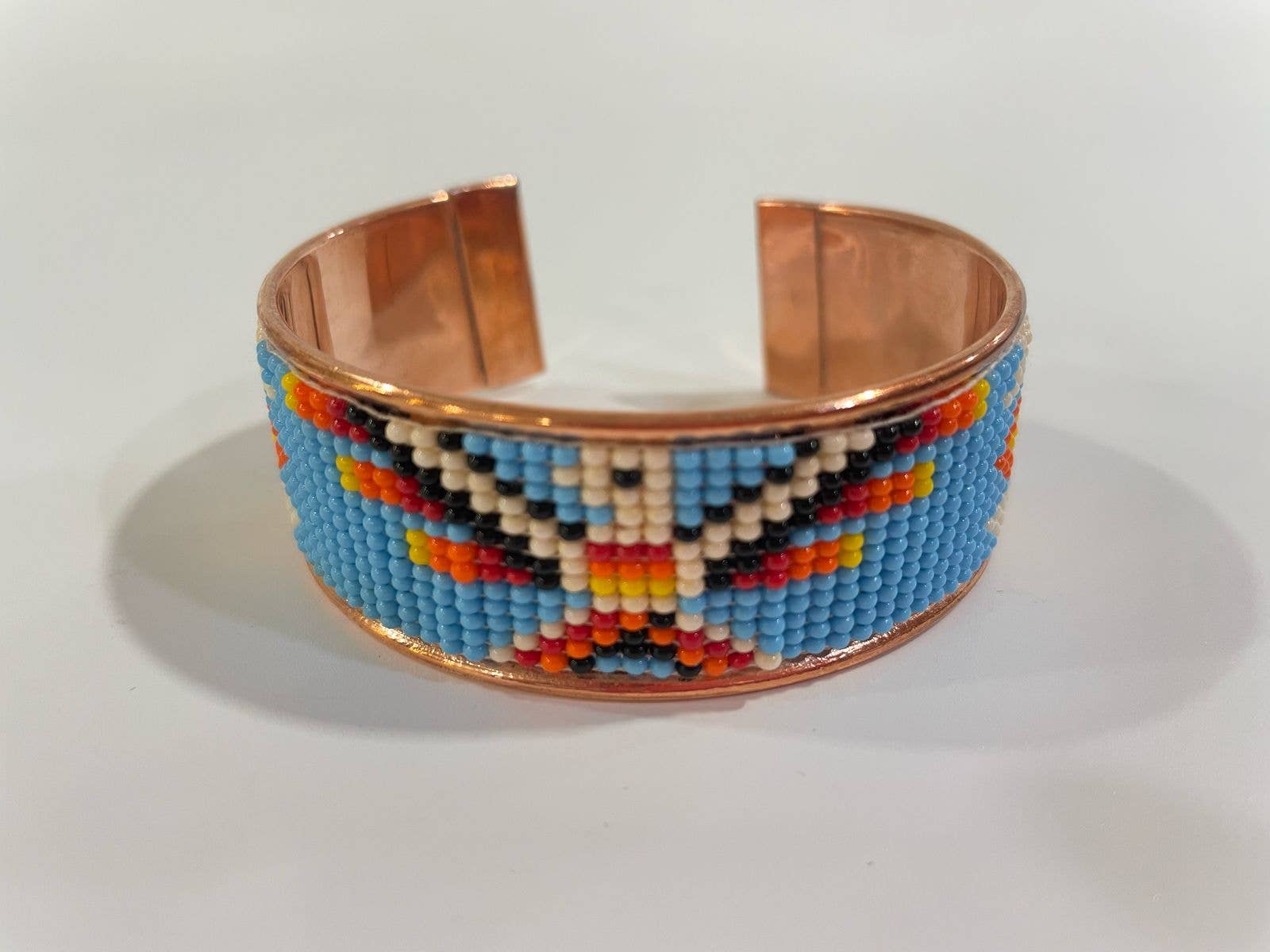 House of Kraft Jewelry & Accessories – Engroshandel Manchetarmbånd – Blåt Ørnemønster | Manchetarmbånd | 1" Kobberperlemanchet0