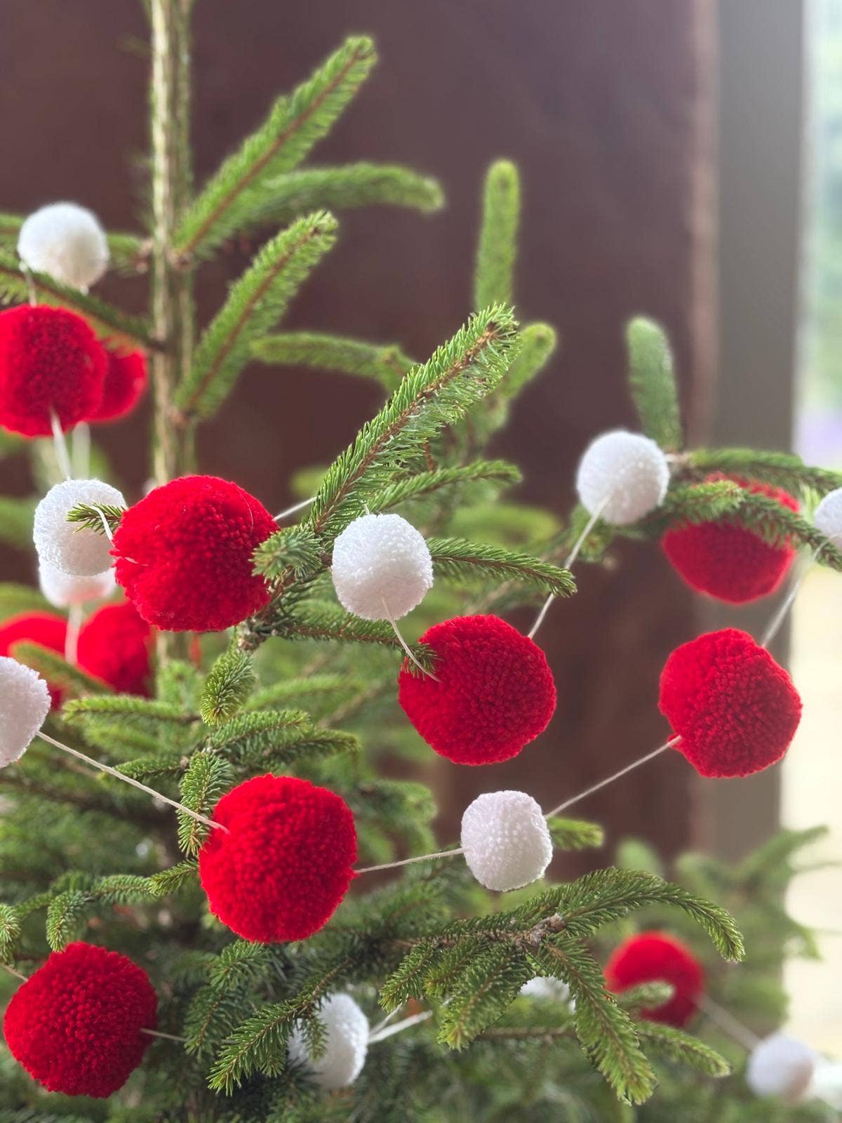 PomPom Galore – wholesale Christmas decoration – Christmas Red & White Pom Pom Garland0