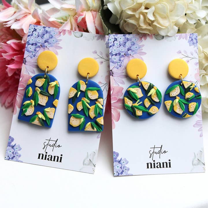 Lemonörhängen i blått och gult, sommarsmycken – bästsäljare för wholesale av Studio Niani