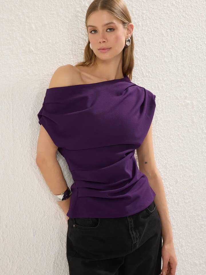 Blusa in Maglia Drappeggiata con Dettaglio Arricciato e Scollo Asimmetrico per la vendita all'ingrosso da parte di Hoxton Gal