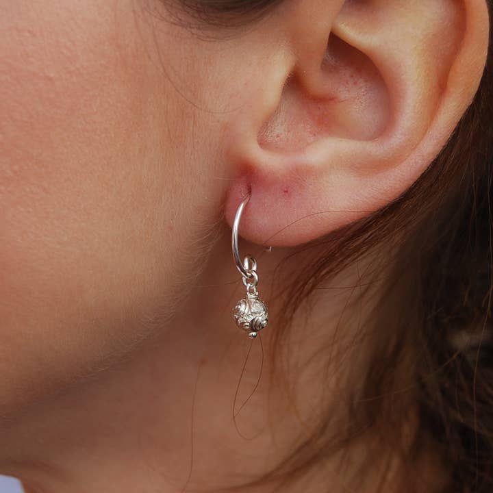 Yneda Jewels – wholesale Hoop-örhängen – Sterlingsilver hoops örhängen med kulor.