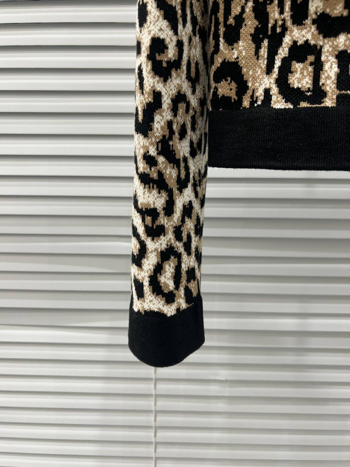 Colore come immagini Cardigan Slim in Maglia Jacquard Leopardato JK170Y con Scollo Tondo in vendita all'ingrosso su Faire5