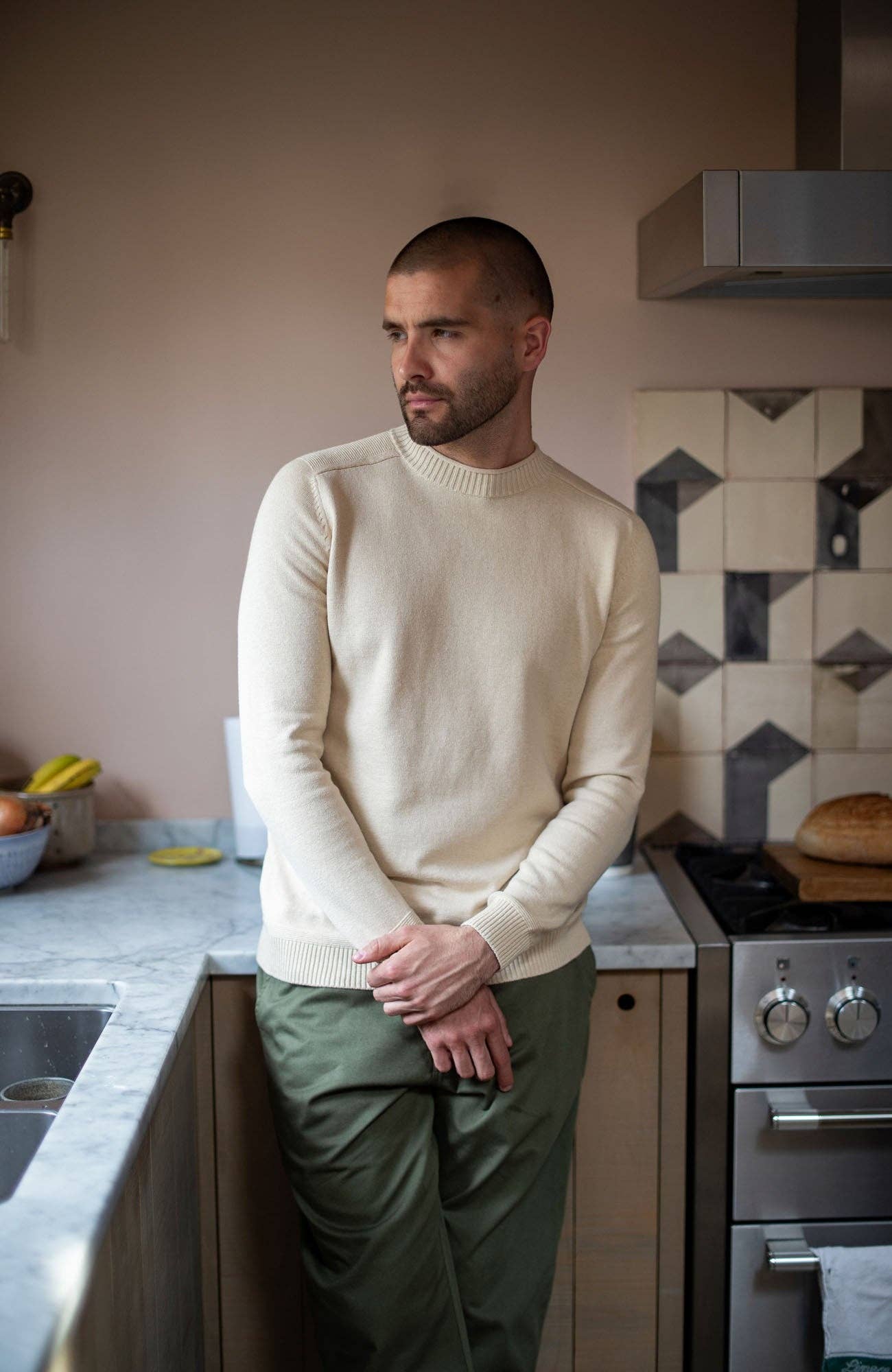 Paul James Knitwear - Wholesale Gebreide trui - Heren - Heren lichtgewicht trui van biologisch katoen en linnen met zadel schouder.14