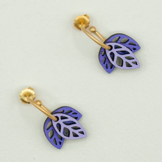 Brincos Mini Violetas Sussurrantes por atacado de Materia Rica ☀️