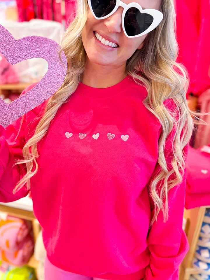 Crewneck brodé avec cœurs scintillants délicats pour la vente par Graphic Tees & Co.