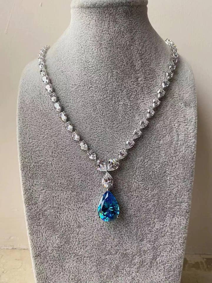 Collana di Lusso Teardrop - Catena in Cristallo Argento con Pendente a Goccia Blu per la vendita all'ingrosso da parte di By lilly Paris