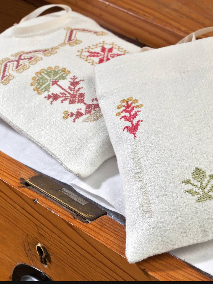 Lavendelpude med korssting i flere farver for engroshandel hos Teresa Alecrim - Têxteis para o Lar