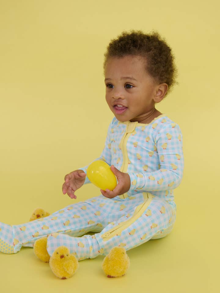 Pyjama une pièce à pieds en coton modal SoftSnooze™ motif poussin et vichy pour bébé pour la vente par RuffleButts + RuggedButts