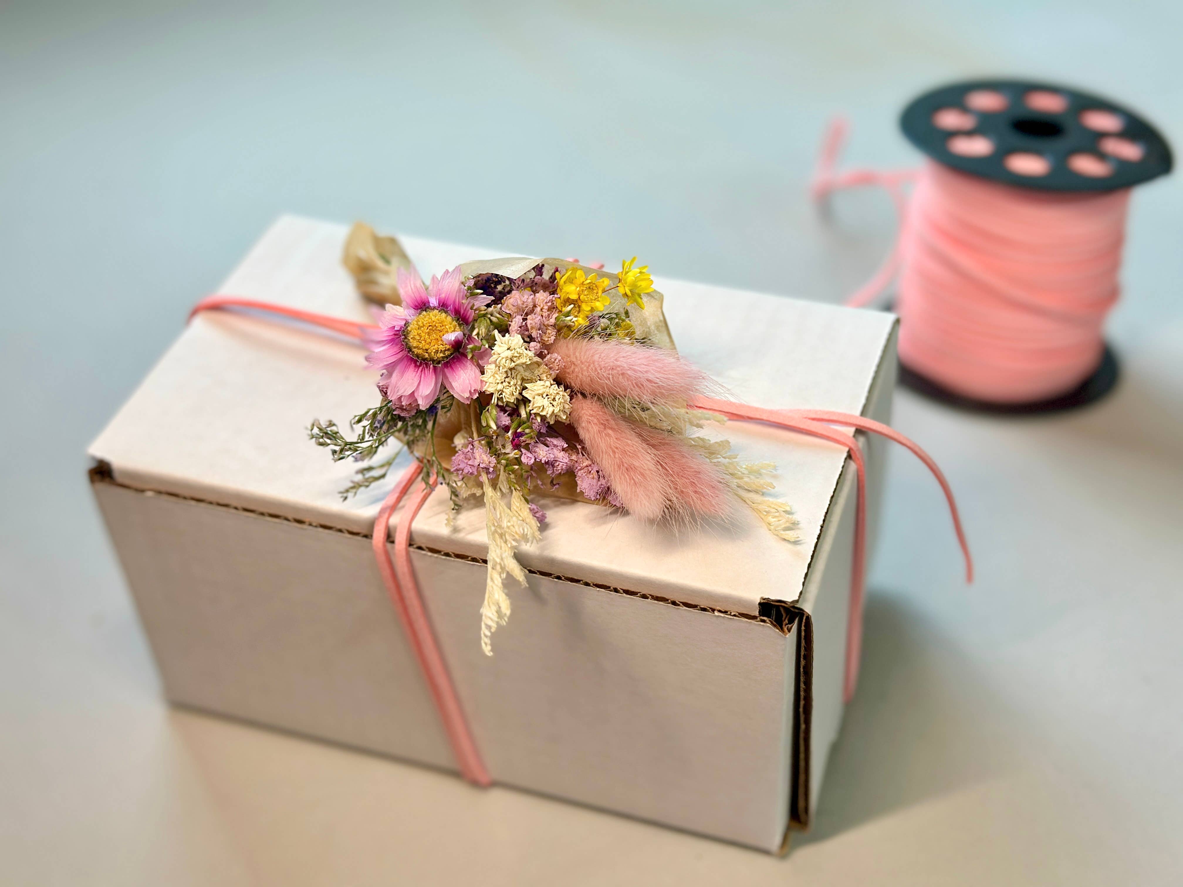 The Gardeners Wife - Wholesale Dried/Pressed Flowers - Dollhouse Bouquet 12