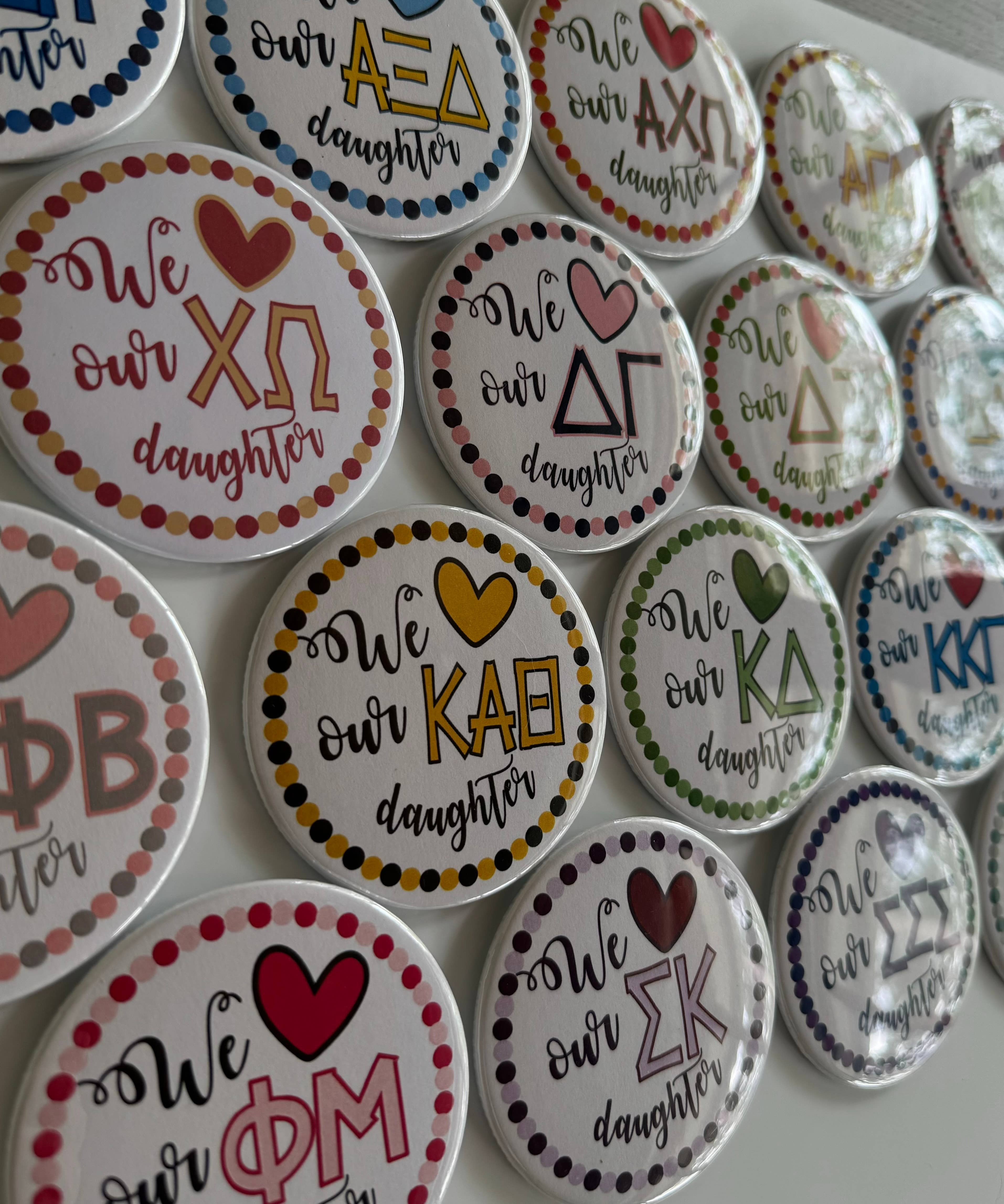 Buttongirl99 – Großhandel Anstecker/Button – 3-Zoll-Knopf „Sorority“, Motiv „Eltern“ /Love Our Daughter6