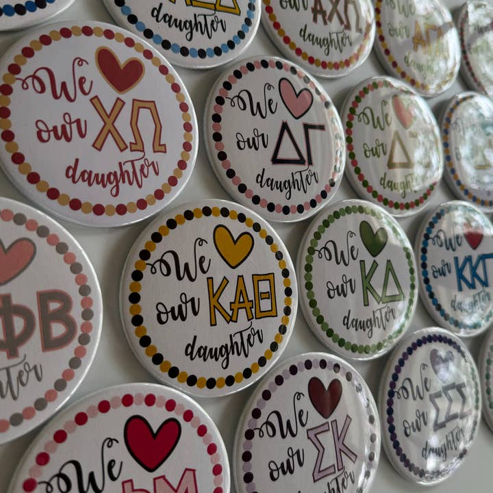 Buttongirl99 – Engroshandel Reversnål/knap – Sorority 3" -knap - Forældreknap/Elsk vores datter6