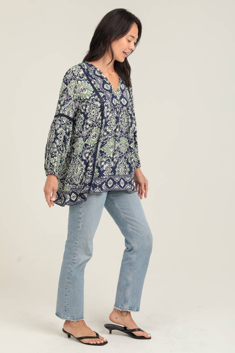 Nostalgia – Großhandel Tunika – Damen – N2S42-A902 BEDRUCKTES LANGARMSHIRT MIT SPITZENBESATZ TUNIKA OBERTEIL4