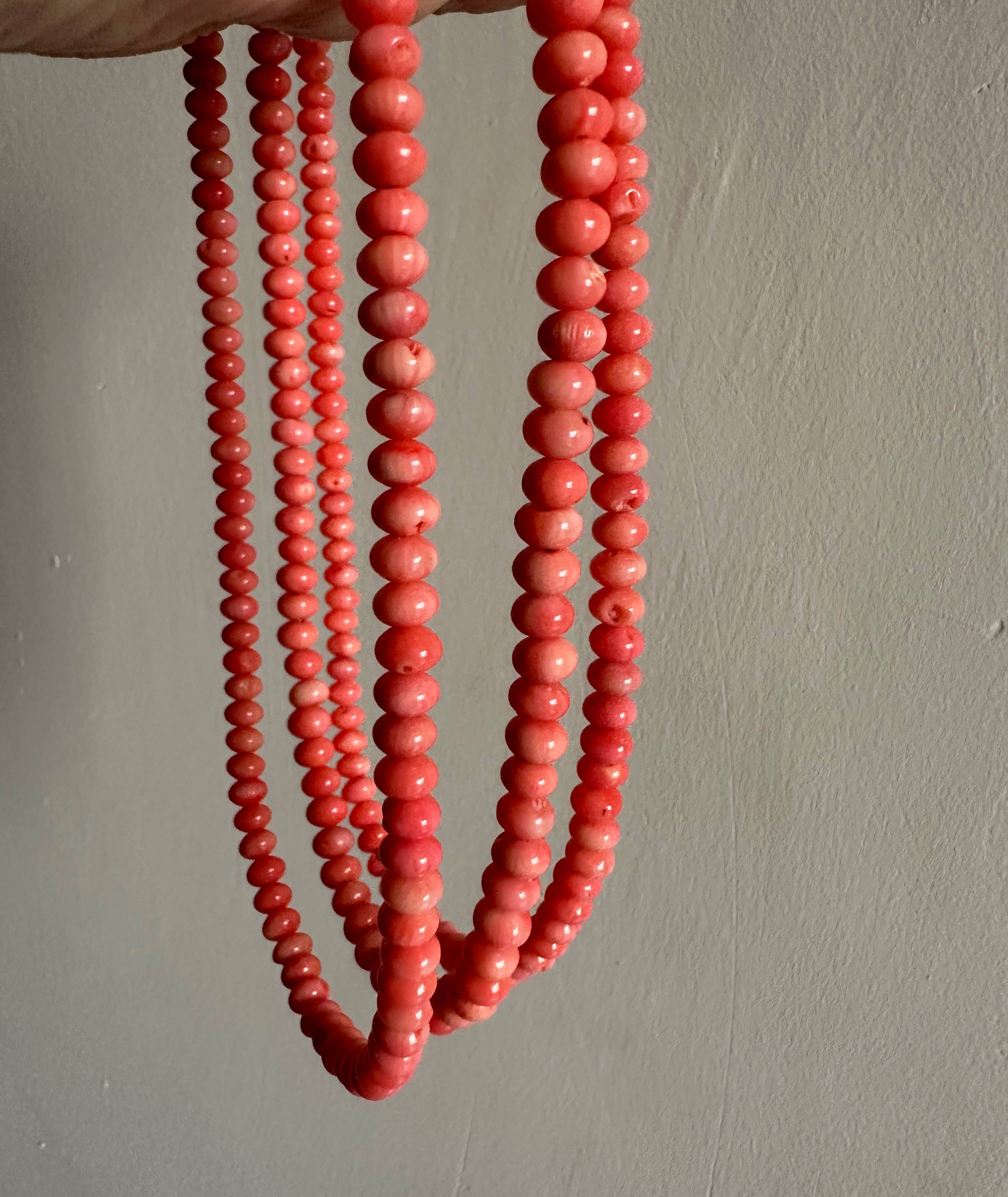 Anokhi Green | Handmade Gemstone Jewelry - Venta al por mayor Collares de cuentas/perlas - Collar de coral rosa con cuenta y cierre, joyería veraniega