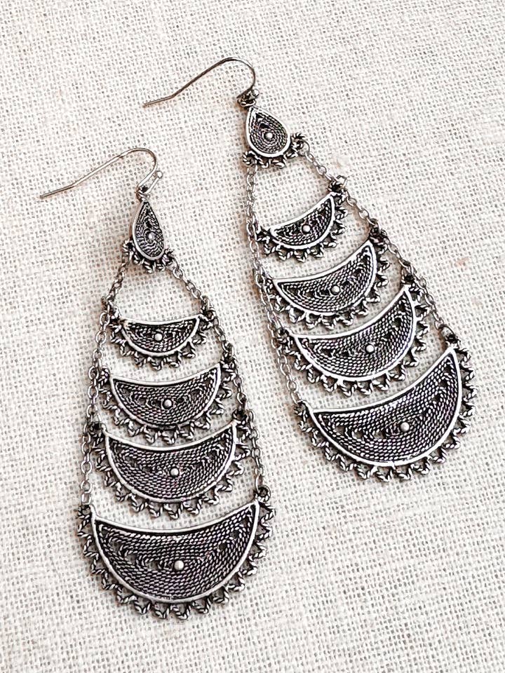 Boucles d'oreilles pendantes en forme de lustre en filigrane gaufré antique pour la vente par Juniper Wish