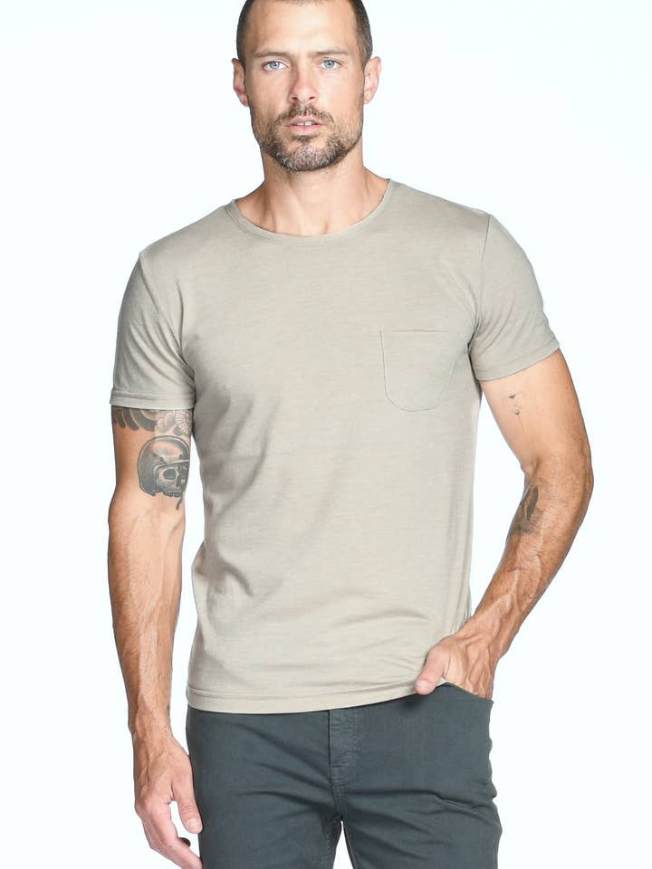 T-shirt marin à poche col rond pour homme pour la vente par Mika Jaymes