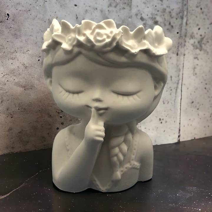 Vaso/Portaoggetti artigianale in Jesmonite a forma di bambina con treccia - Pietra per la vendita all'ingrosso da parte di Eco Homeware Studio