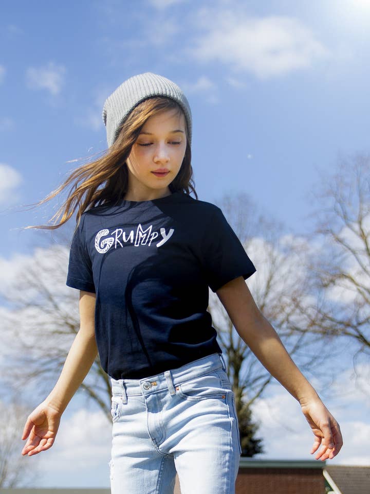 Camiseta infantil Grumpy azul marinho em algodão orgânico com arte branca por atacado de Lilypilly
