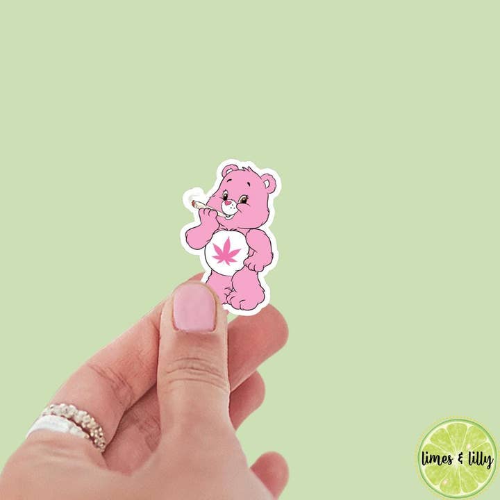 Adesivo de Vinil de Urso Carinhoso Rosa Fumando Erva | adesivos literários | adesivos para Kindle | maconha | 420 | fumador de erva | cannabis por atacado de Limes & Lilly
