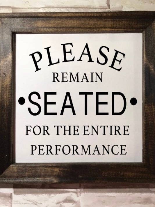 Venligst forblive siddende for hele præstationen Funny indrammet for engroshandel hos Works of Panglossian