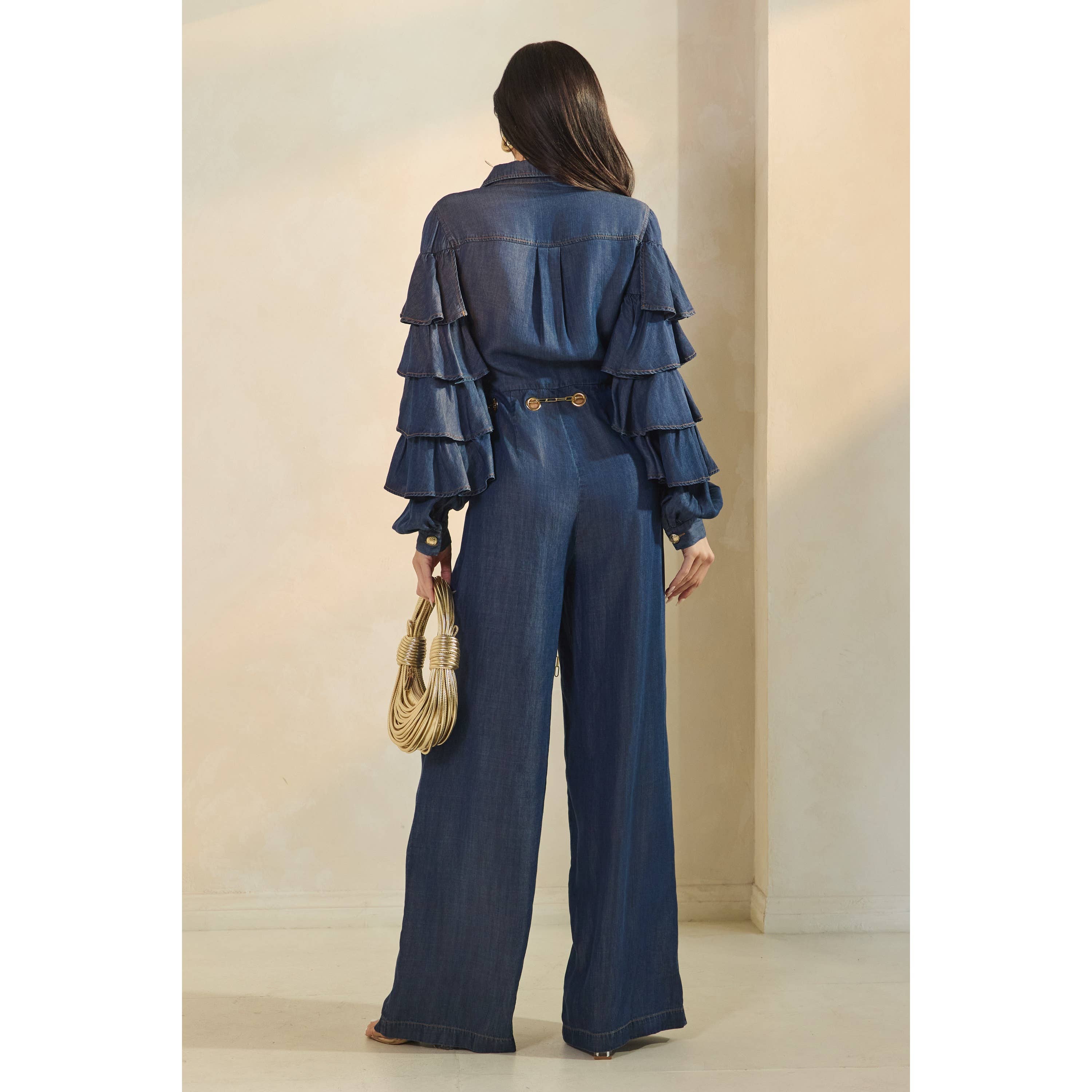 MEZCLILLA MONO CON MANGAS DE VOLANTES EN CAPAS Y DETALLE DE CINTURÓN CON OJALES de venta al por mayor en Faire5