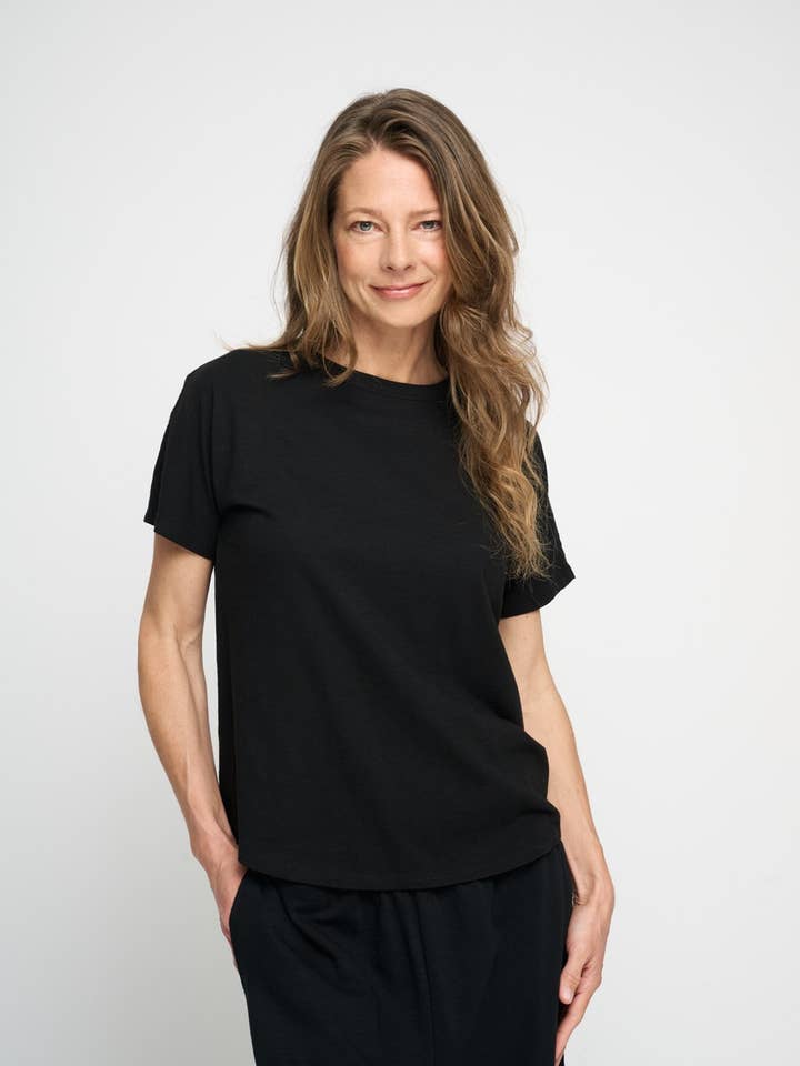 T-shirt classica hopeful nera per la vendita all'ingrosso da parte di moshi moshi mind