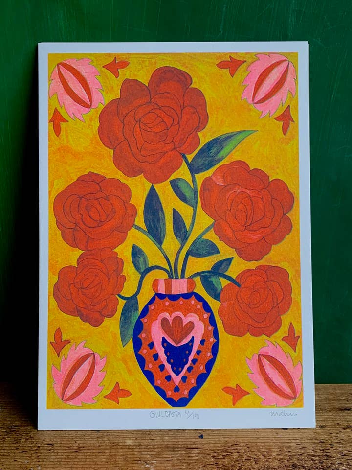A4 Risograph blomsterkunsttryk, gul vægkunst, vasetryk for engroshandel hos Mahin Hussain