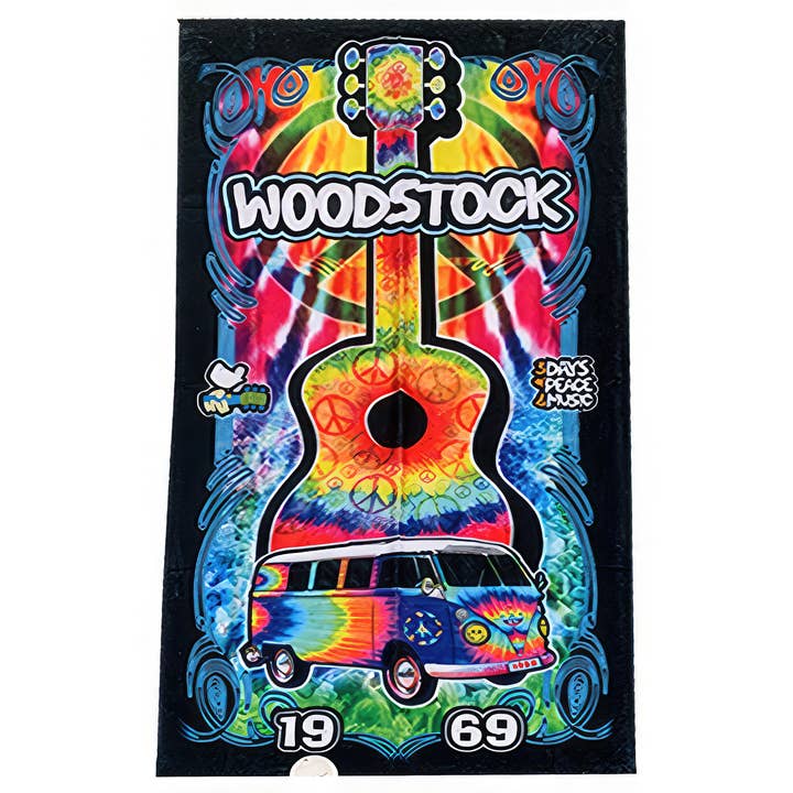 Serviette de plage Woodstock Tye Dye Guitar pour la vente par Gypsy Rose